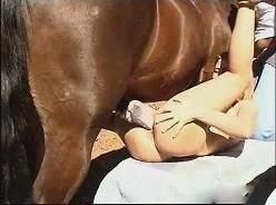 Конь глубоко засаживает член зоофилке в вагину